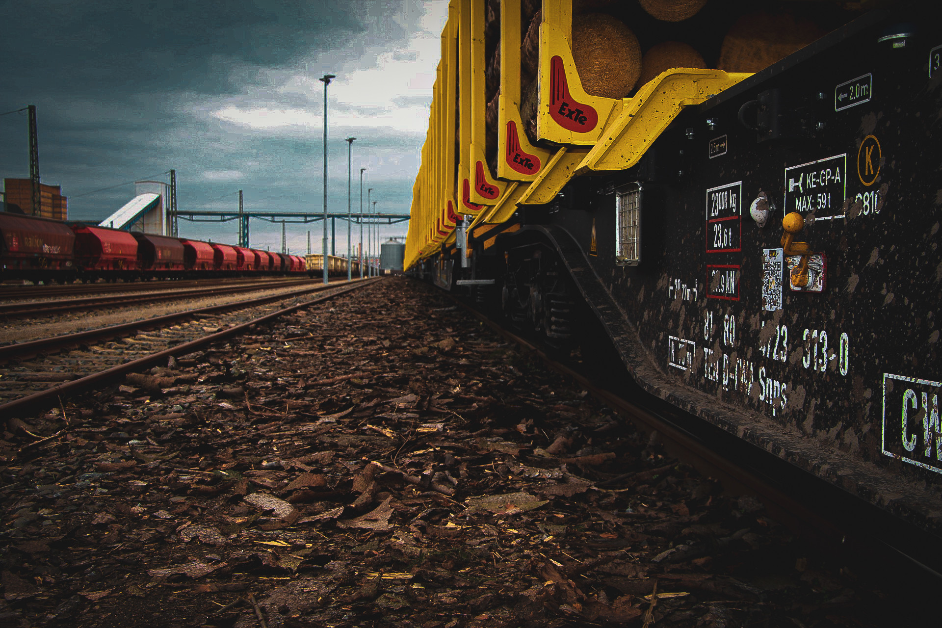 Gelben Güterwagen auf Gleisen