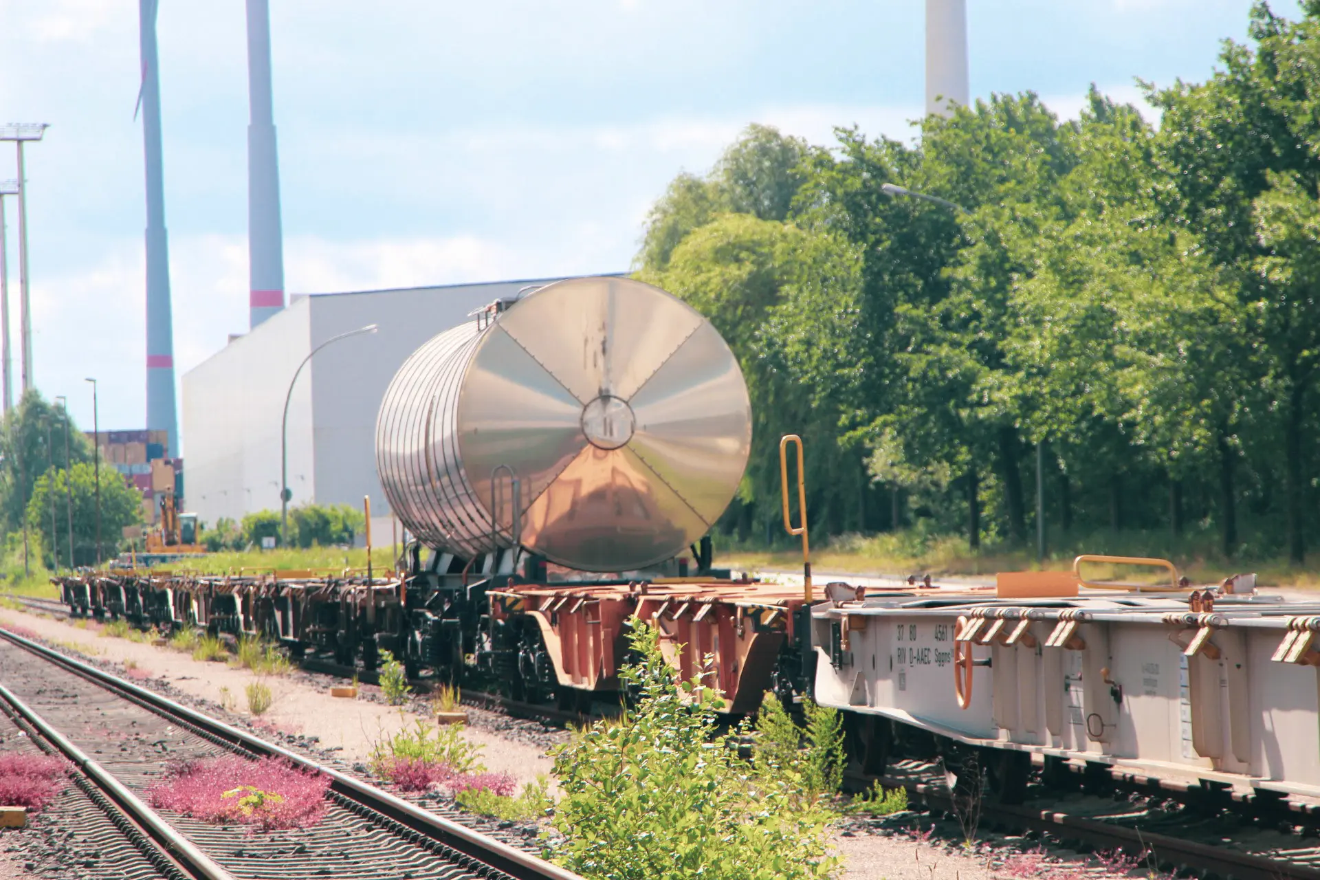 Güterzug mit einem großen zylindrischen Metalltank