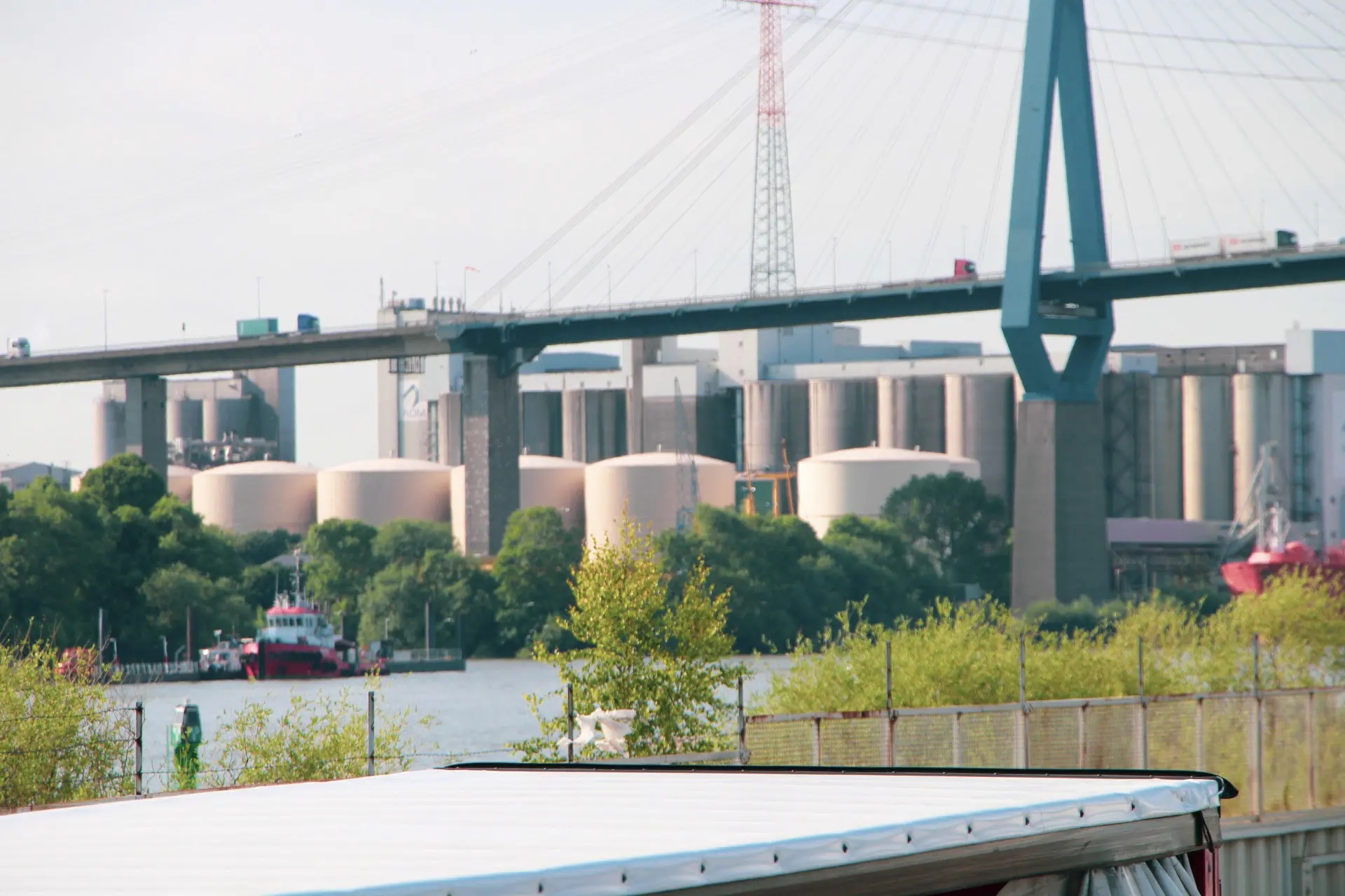 Hafen mit Lagerbehältern