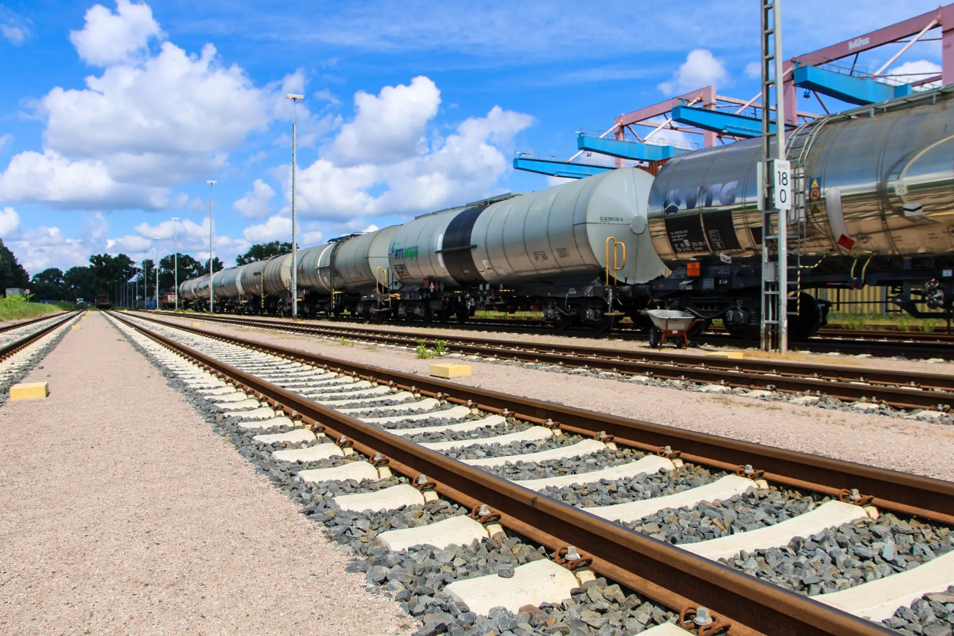 Wartung & Instandhaltung Langer Güterzug mit silbernen Kesselwagen