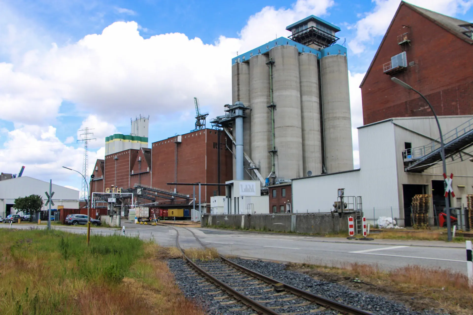 Industrieanlage mit mehreren Silotürmen