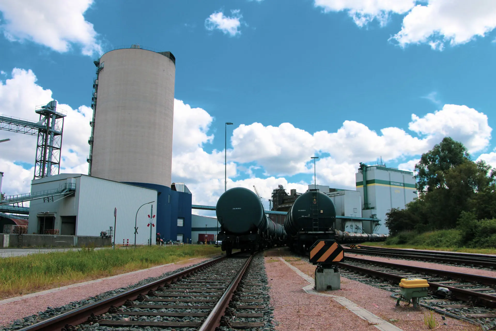 Industrieanlage mit großem zylindrischem Siloturm