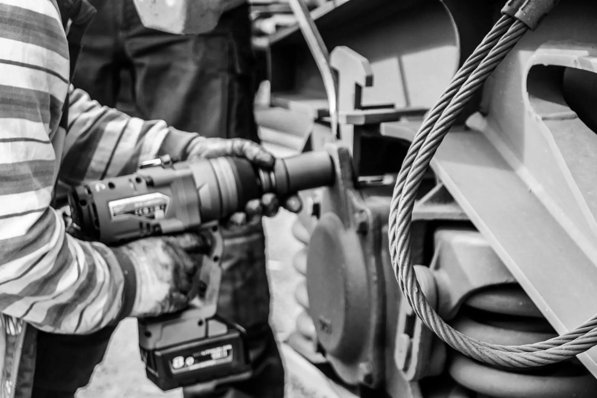 Karriere Person bedient Akku-Winkelschleifer