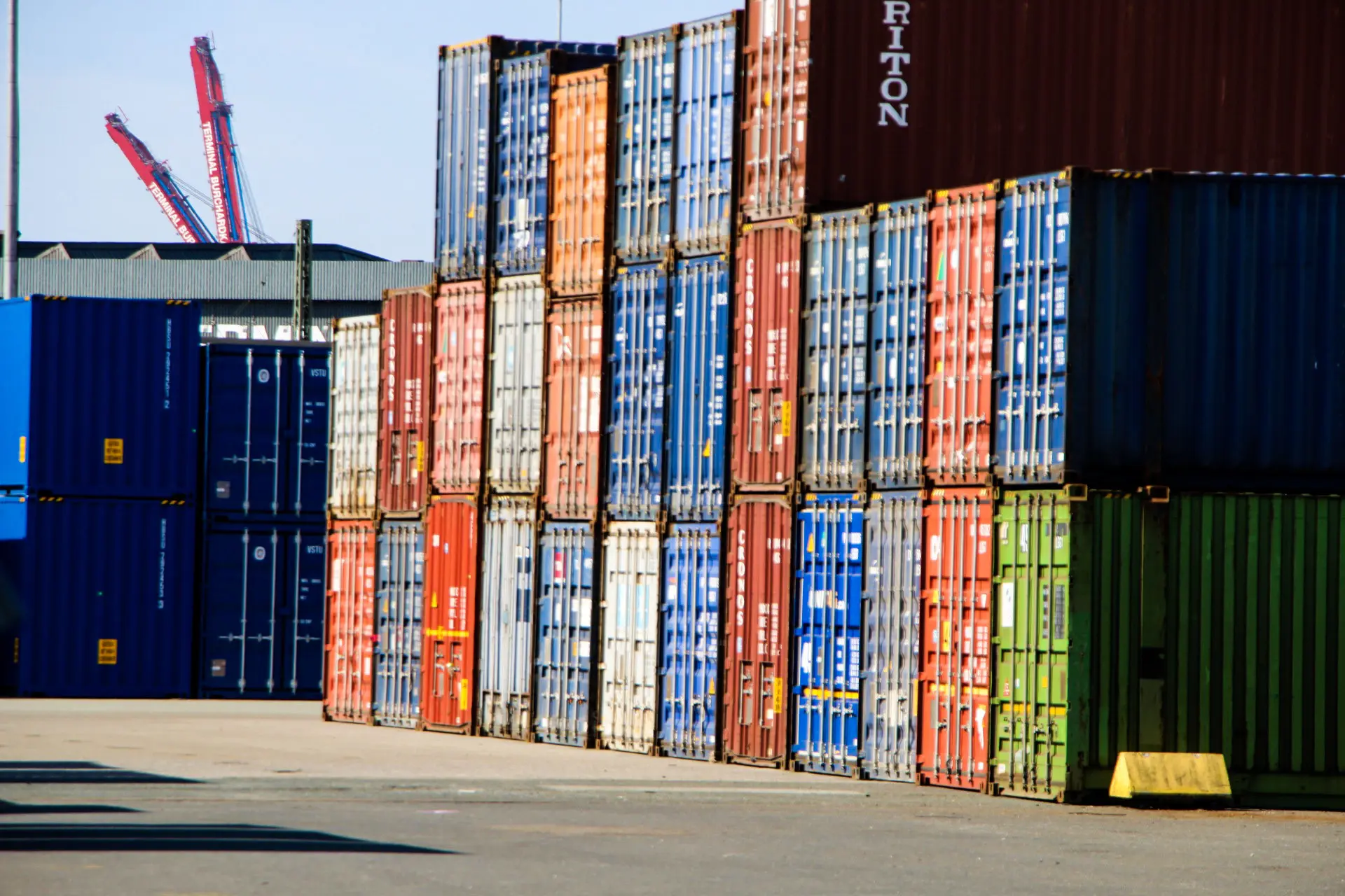 Karriere Mehrere gestapelte Frachtcontainer