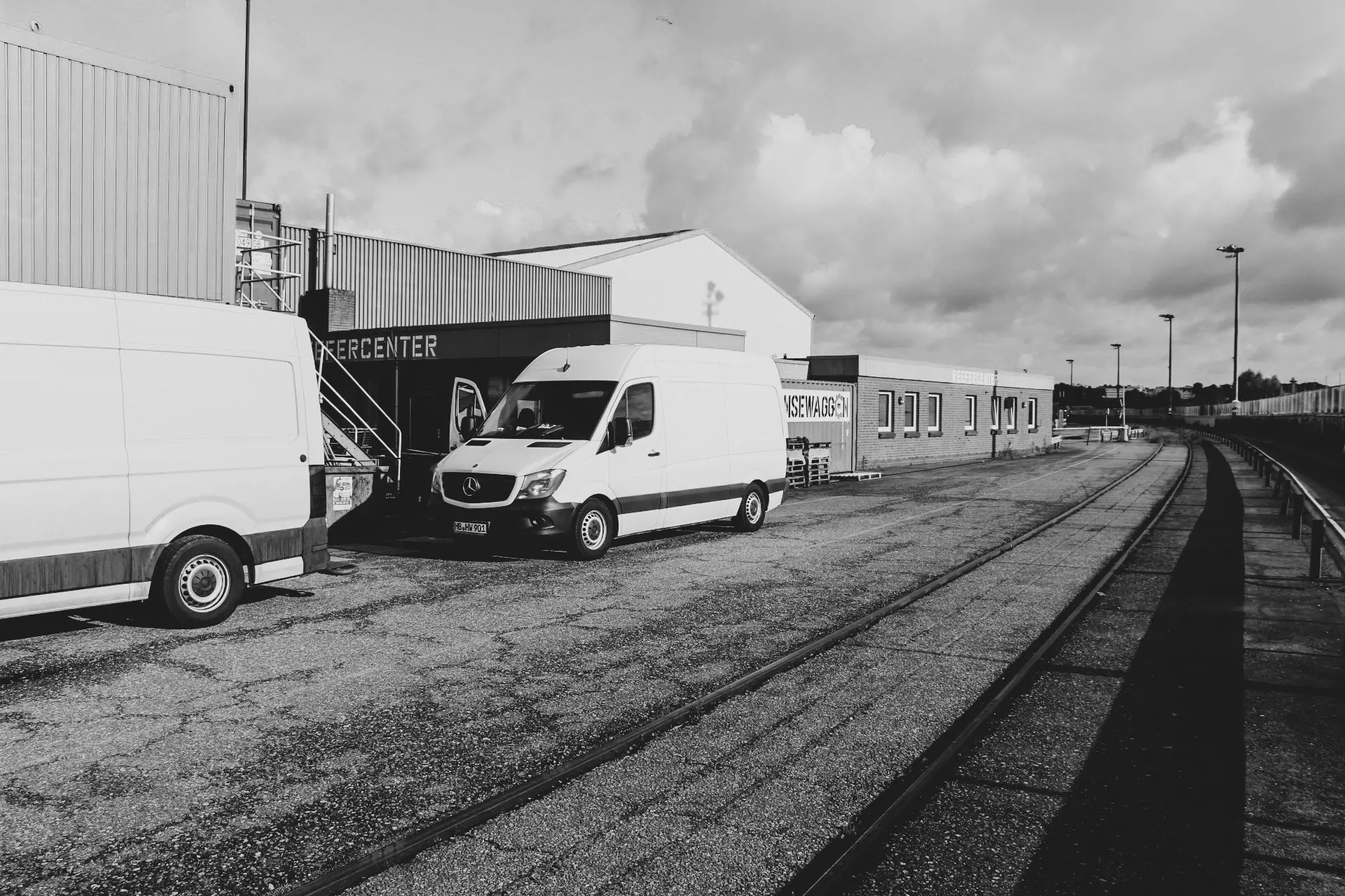 Wartung & Instandhaltung Zwei weiße Transporter vor einem Industriegebäude