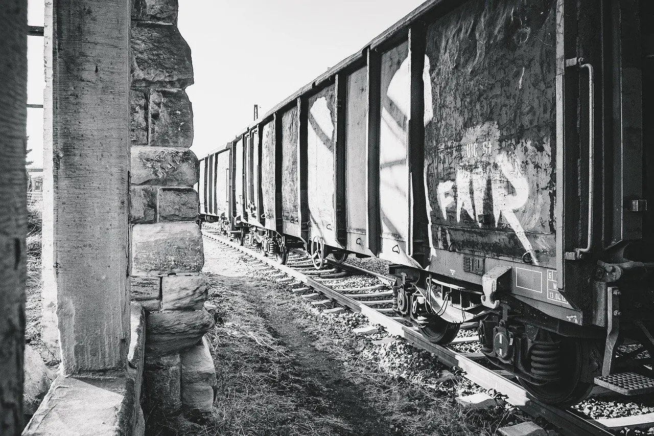 Karriere Schwarzer Güterwaggon mit Graffiti