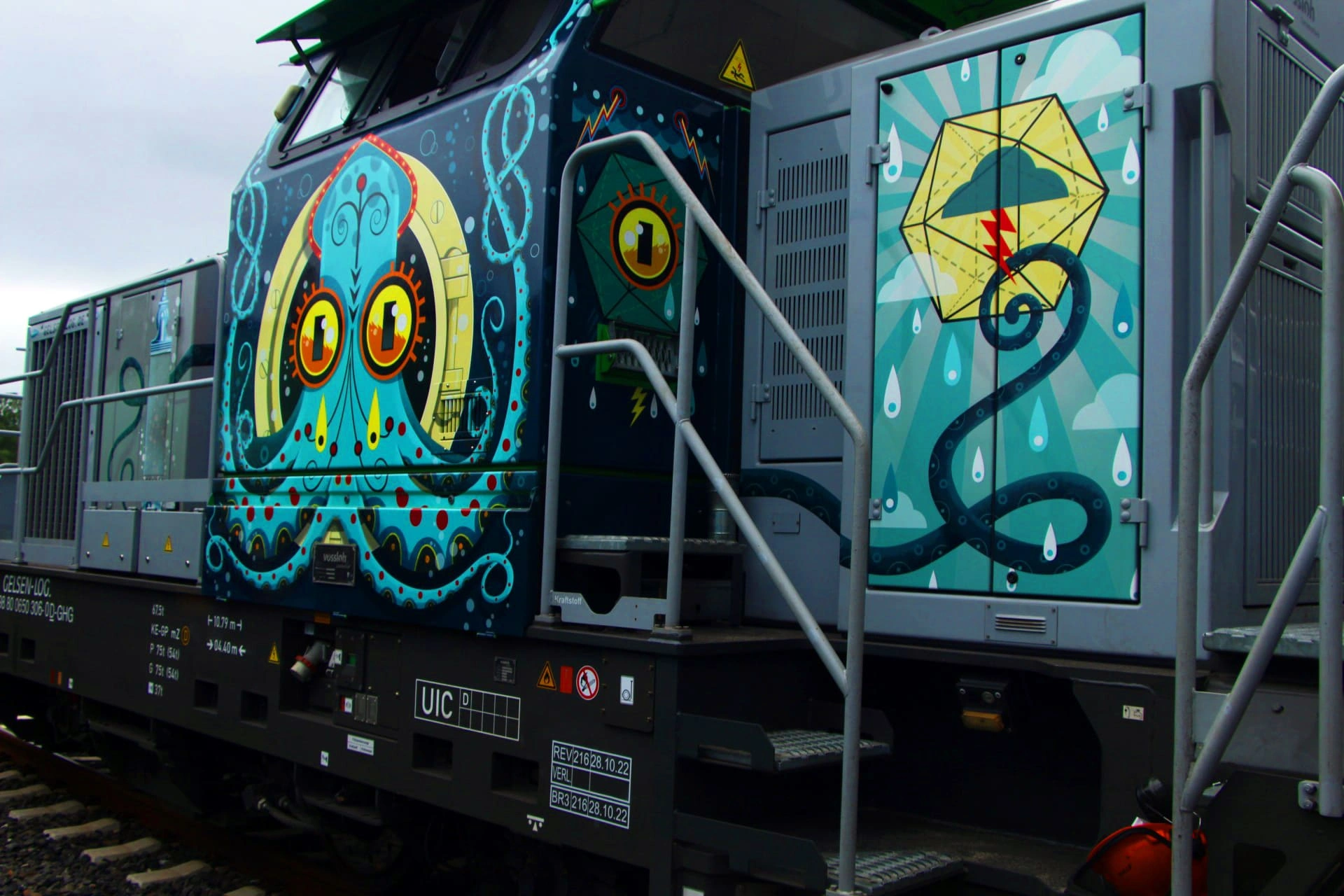 Lokomotive mit bunter Graffiti-Malerei