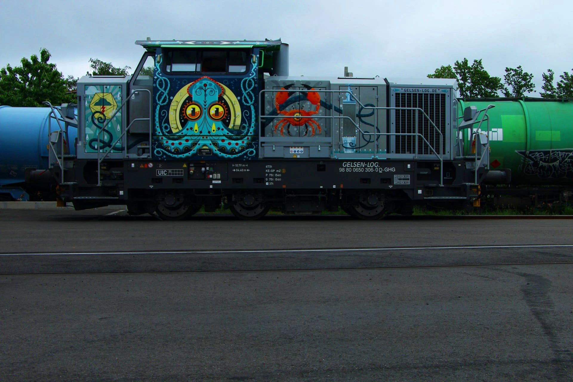 Lokomotive mit bunter Graffiti-Malerei