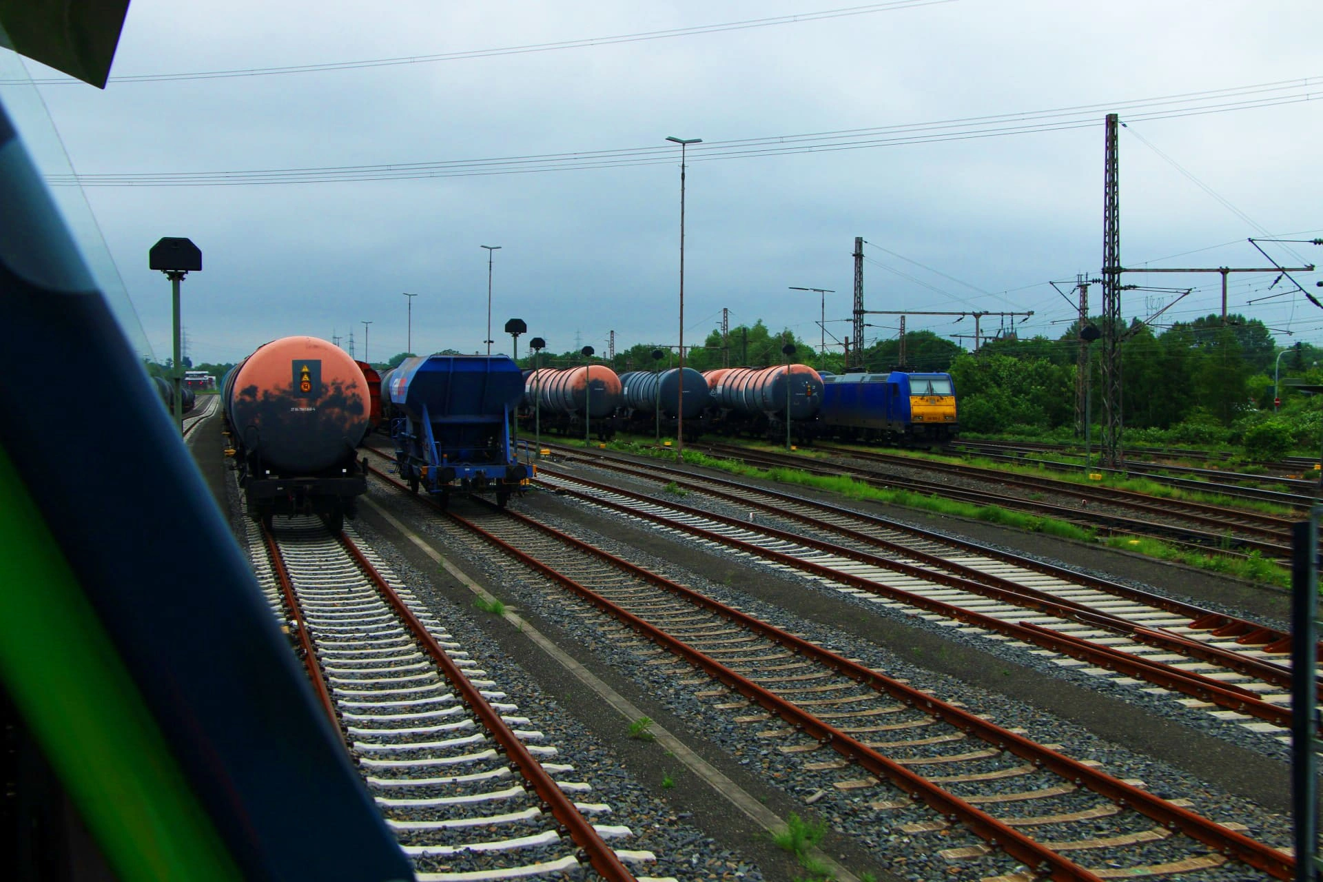 Mehrere orangefarbene Kesselwagen