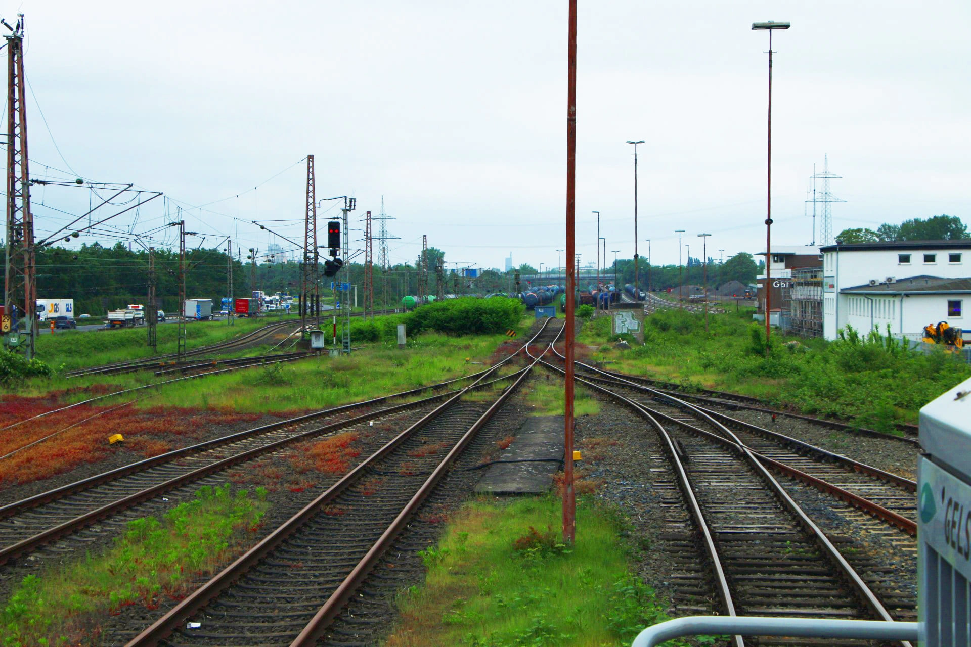 Mehrere Eisenbahngleise verlaufen parallel