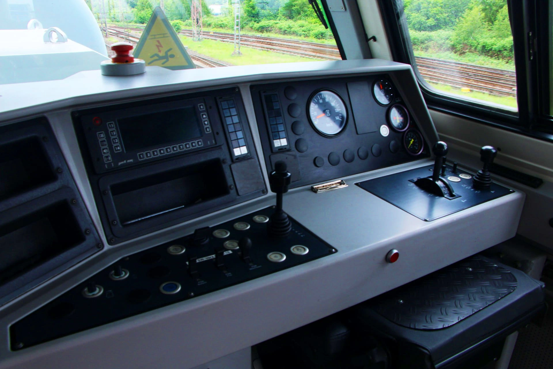 Blick auf das Bedienpult eines Zugführerstands