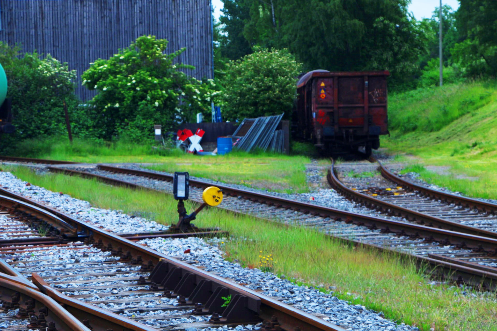 Karriere Zwei sich verzweigende Eisenbahngleise mit Schotterbett