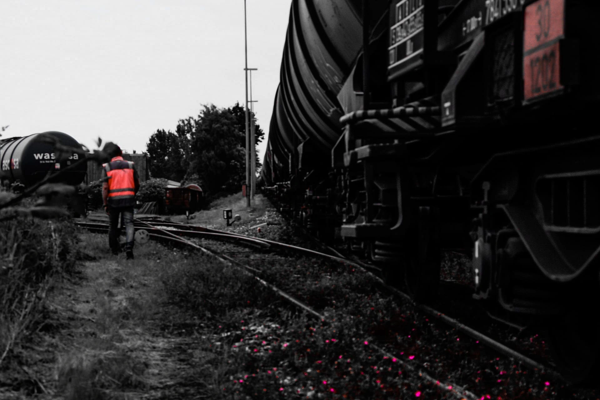 Person mit orangefarbener Warnweste